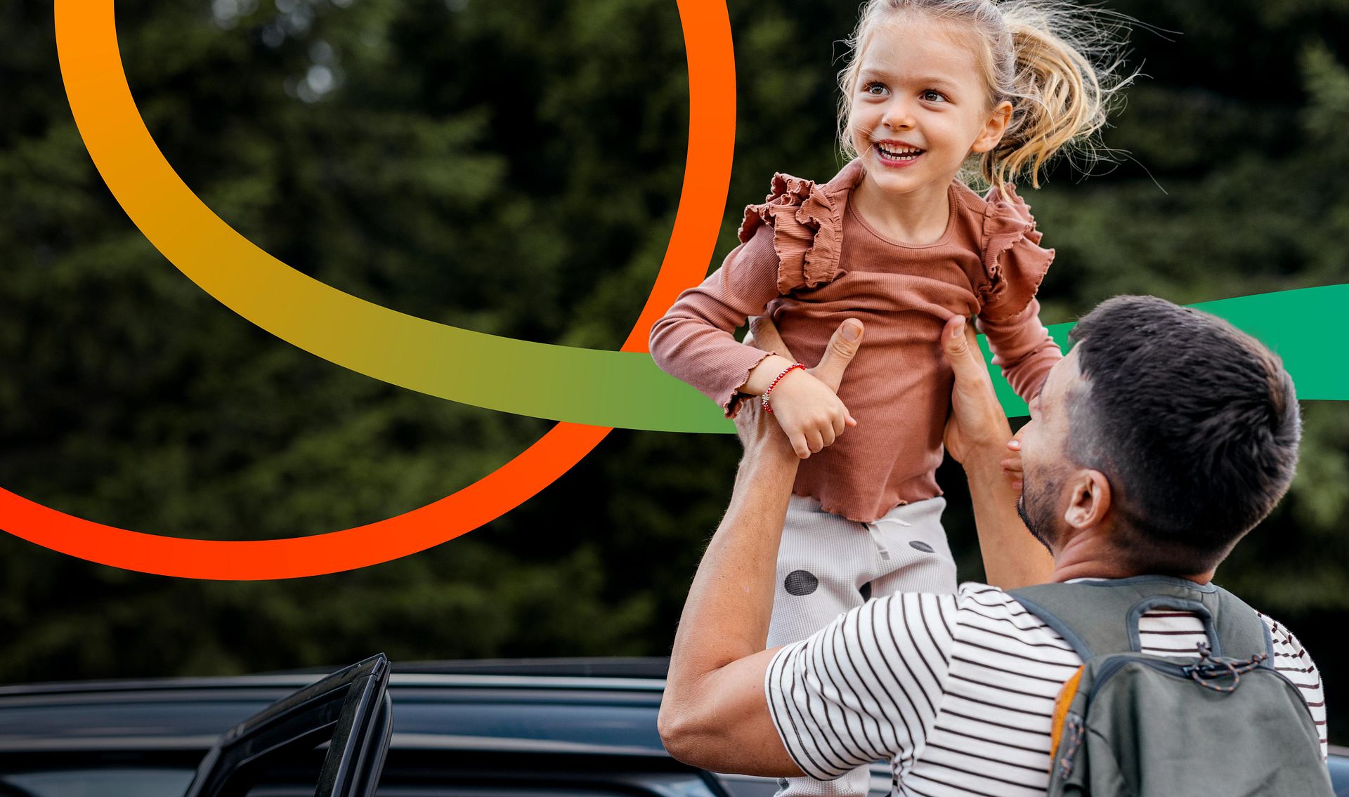 Un uomo tira fuori la figlia felice dall'auto