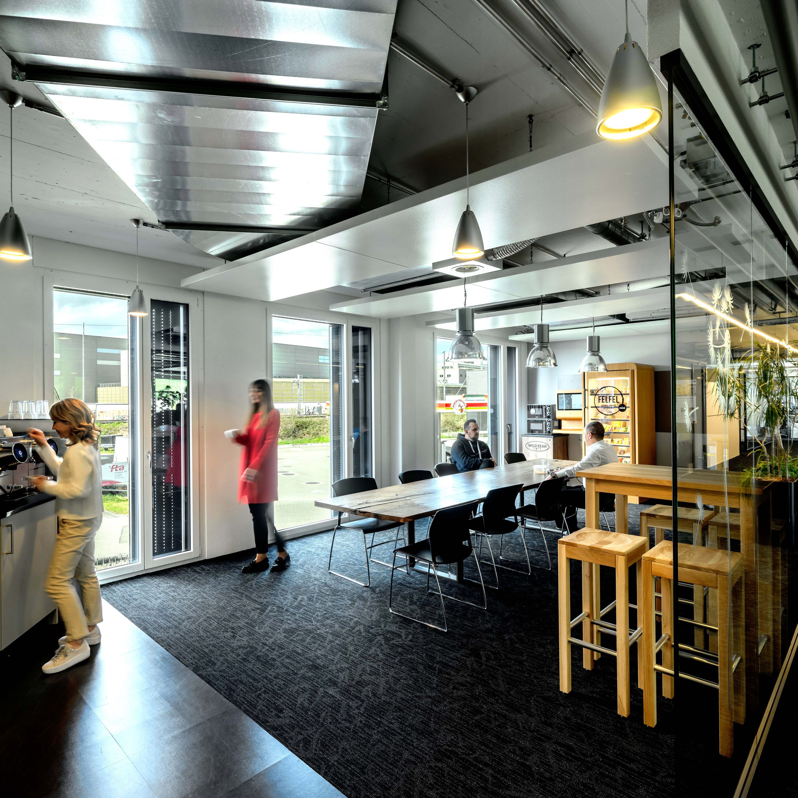 Espace de détente confortable chez volenergy avec des sièges, un distributeur de snacks et une machine à café