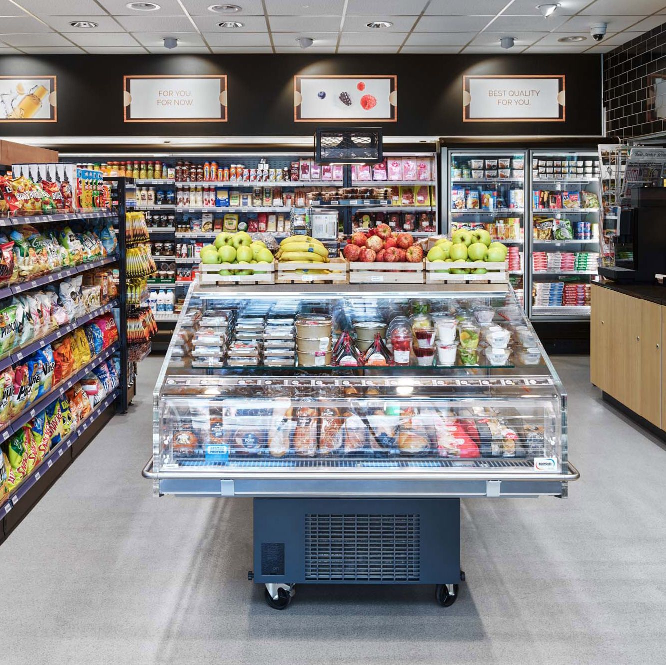 Innenansicht avec Tankstellenshop mit gefüllten Regalen